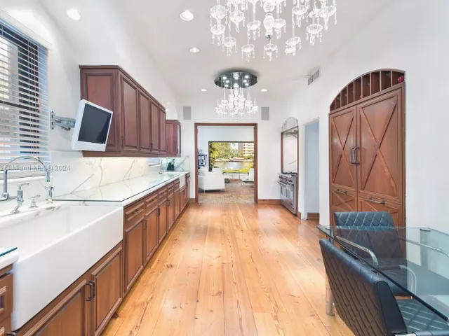 12-bedroom home for rent in Miami Beach - 4745 Pine Tree Dr - MondialRealty