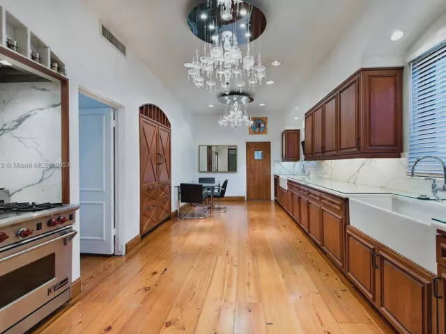 12-bedroom home for rent in Miami Beach - 4745 Pine Tree Dr - MondialRealty