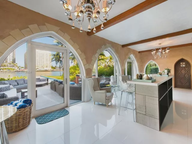 12-bedroom home for rent in Miami Beach - 4745 Pine Tree Dr - MondialRealty