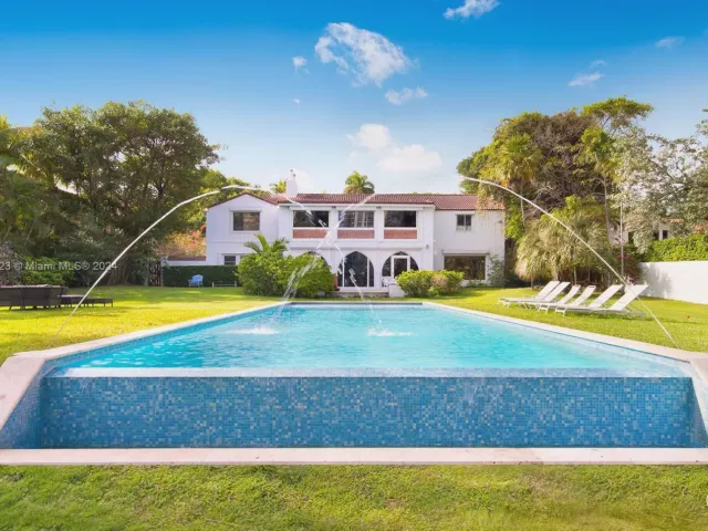 12-bedroom home for rent in Miami Beach - 4745 Pine Tree Dr - MondialRealty