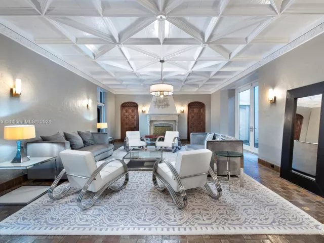 12-bedroom home for rent in Miami Beach - 4745 Pine Tree Dr - MondialRealty