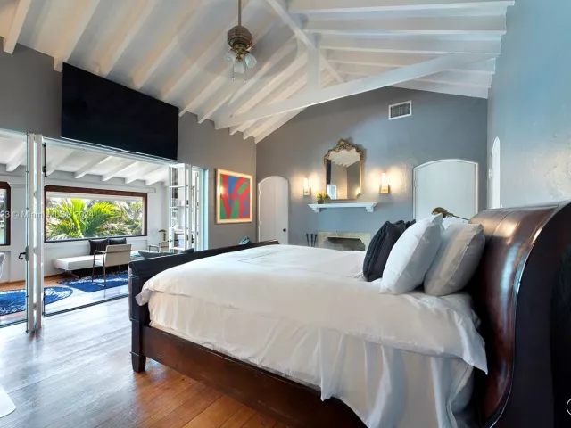 12-bedroom home for rent in Miami Beach - 4745 Pine Tree Dr - MondialRealty
