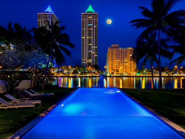 12-bedroom home for rent in Miami Beach - 4745 Pine Tree Dr - MondialRealty