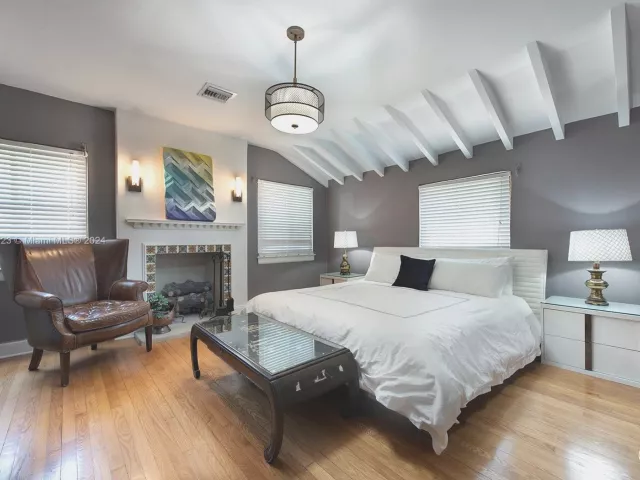 12-bedroom home for rent in Miami Beach - 4745 Pine Tree Dr - MondialRealty