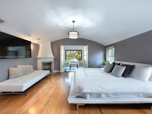 12-bedroom home for rent in Miami Beach - 4745 Pine Tree Dr - MondialRealty
