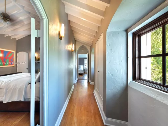 12-bedroom home for rent in Miami Beach - 4745 Pine Tree Dr - MondialRealty