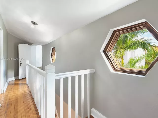 12-bedroom home for rent in Miami Beach - 4745 Pine Tree Dr - MondialRealty