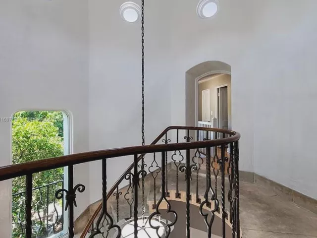 12-bedroom home for rent in Miami Beach - 4745 Pine Tree Dr - MondialRealty