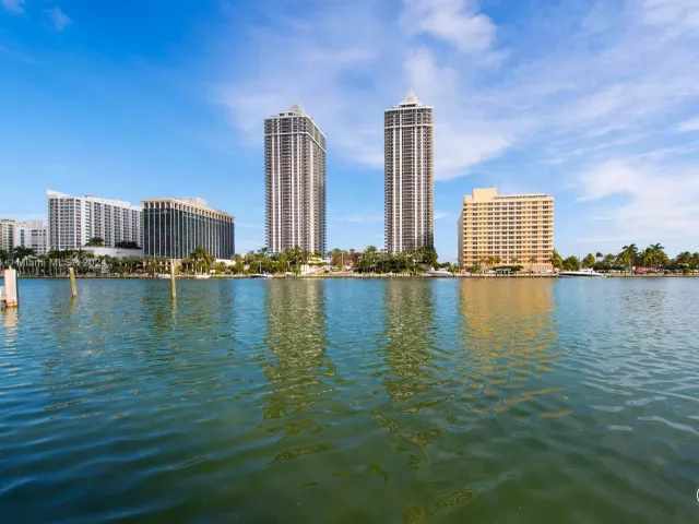 12-bedroom home for rent in Miami Beach - 4745 Pine Tree Dr - MondialRealty