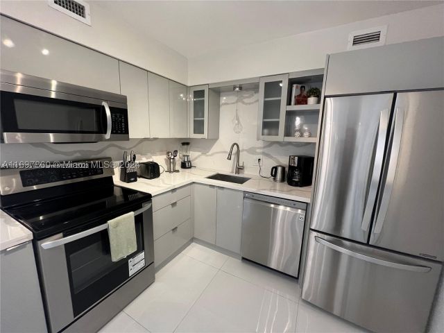 2-bedroom condo for sale in Miami Beach - 5161 COLLINS AVE 1403 - MondialRealty