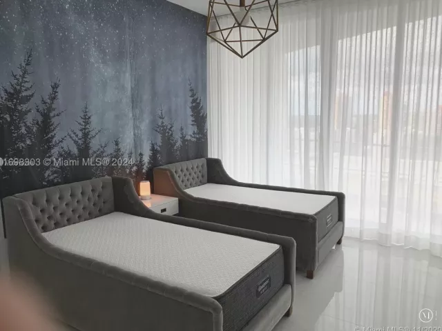 2-bedroom condo for sale in Sunny Isles Beach - 16901 Collins Ave 1402 - MondialRealty