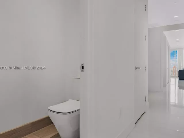 2-bedroom condo for sale in Sunny Isles Beach - 16901 Collins Ave 1402 - MondialRealty