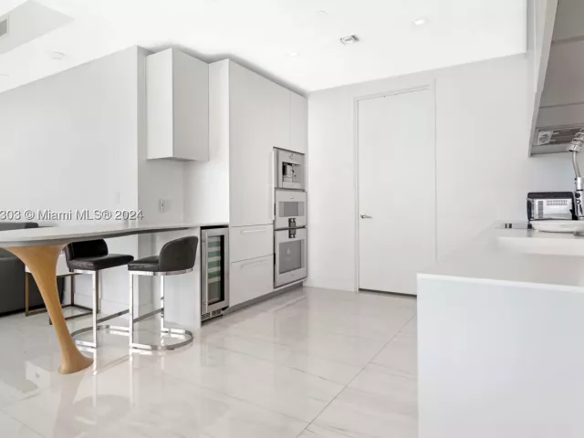 2-bedroom condo for sale in Sunny Isles Beach - 16901 Collins Ave 1402 - MondialRealty