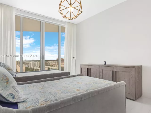 2-bedroom condo for sale in Sunny Isles Beach - 16901 Collins Ave 1402 - MondialRealty