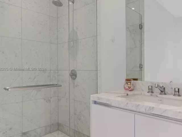 2-bedroom condo for sale in Sunny Isles Beach - 16901 Collins Ave 1402 - MondialRealty