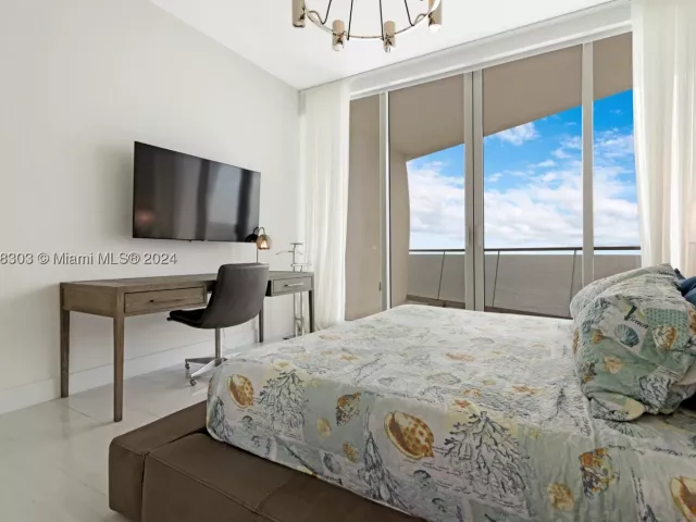 2-bedroom condo for sale in Sunny Isles Beach - 16901 Collins Ave 1402 - MondialRealty