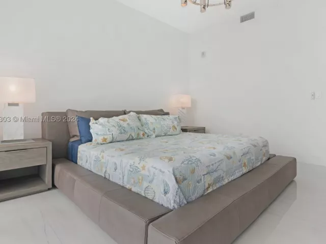 2-bedroom condo for sale in Sunny Isles Beach - 16901 Collins Ave 1402 - MondialRealty