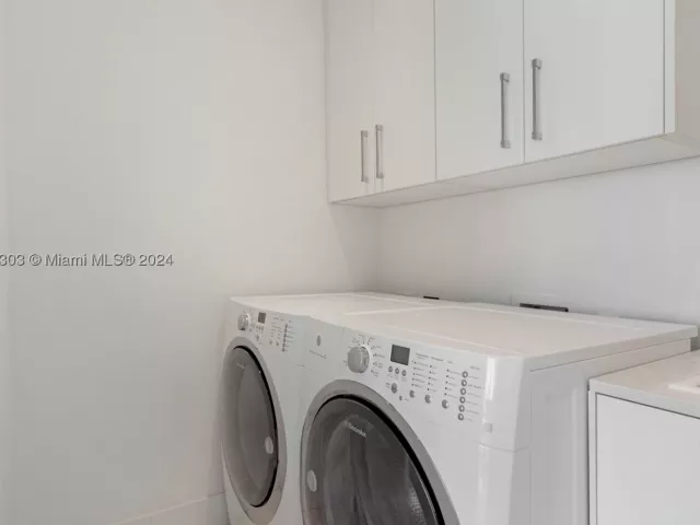 2-bedroom condo for sale in Sunny Isles Beach - 16901 Collins Ave 1402 - MondialRealty