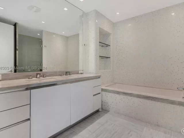 2-bedroom condo for sale in Sunny Isles Beach - 16901 Collins Ave 1402 - MondialRealty