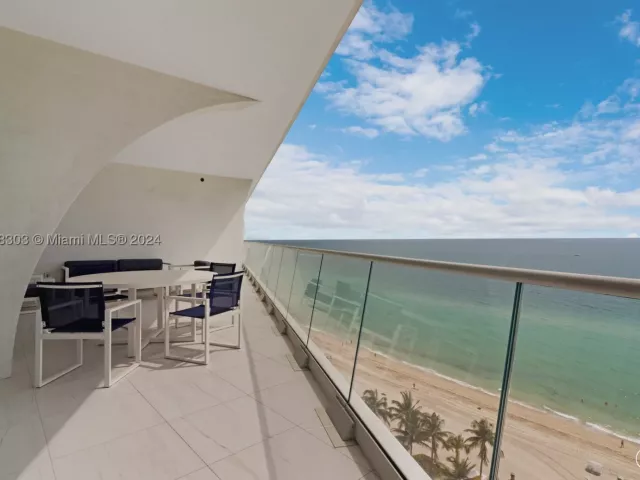 2-bedroom condo for sale in Sunny Isles Beach - 16901 Collins Ave 1402 - MondialRealty