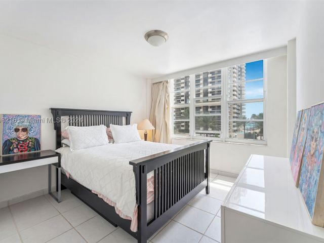 2-bedroom condo for sale in Miami Beach - 5700 Collins Ave 5B - MondialRealty