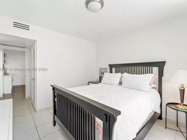 2-bedroom condo for sale in Miami Beach - 5700 Collins Ave 5B - MondialRealty