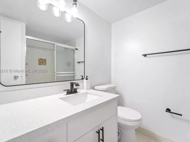 2-bedroom condo for sale in Miami Beach - 5700 Collins Ave 5B - MondialRealty