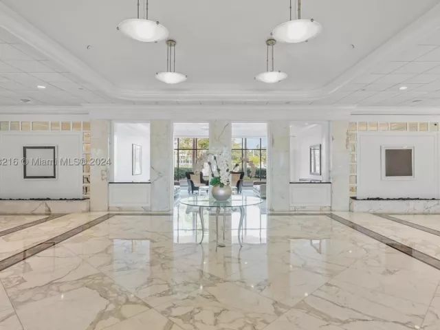 2-bedroom condo for sale in Miami Beach - 5700 Collins Ave 5B - MondialRealty