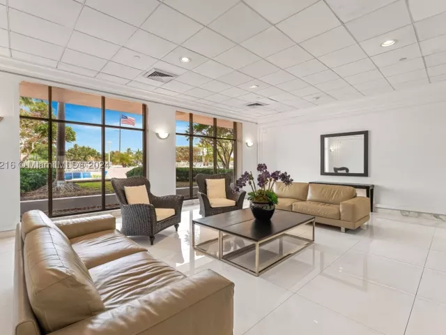2-bedroom condo for sale in Miami Beach - 5700 Collins Ave 5B - MondialRealty
