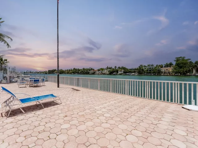 2-bedroom condo for sale in Miami Beach - 5700 Collins Ave 5B - MondialRealty