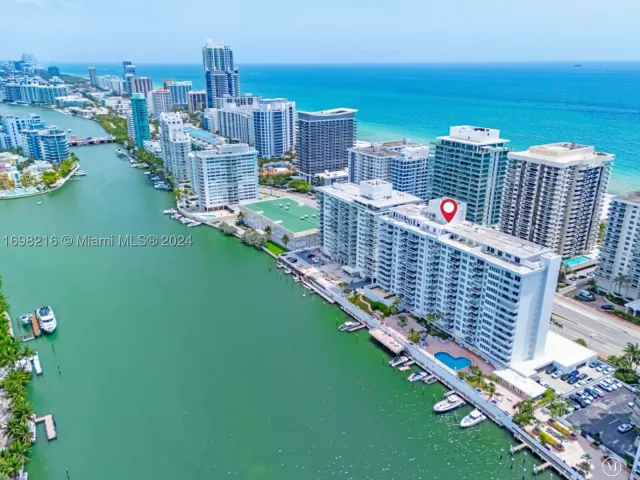 2-bedroom condo for sale in Miami Beach - 5700 Collins Ave 5B - MondialRealty