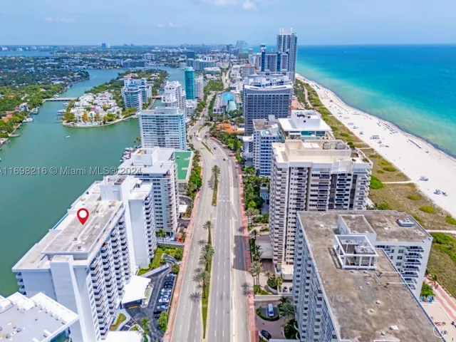 2-bedroom condo for sale in Miami Beach - 5700 Collins Ave 5B - MondialRealty