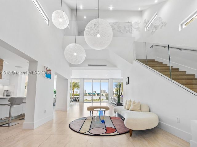 4-bedroom home for rent in Sunny Isles Beach - 323 Atlantic Ave Na - MondialRealty