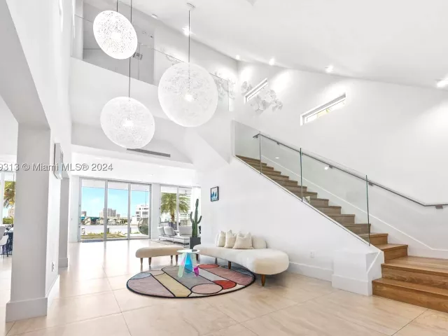 4-bedroom home for rent in Sunny Isles Beach - 323 Atlantic Ave Na - MondialRealty