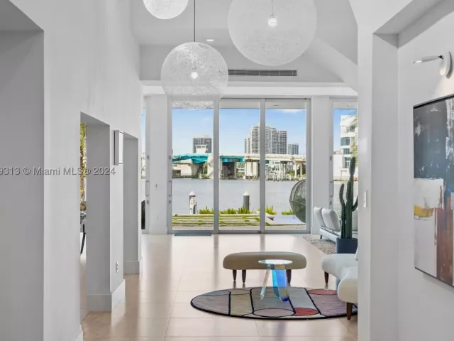 4-bedroom home for rent in Sunny Isles Beach - 323 Atlantic Ave Na - MondialRealty