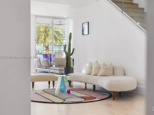 4-bedroom home for rent in Sunny Isles Beach - 323 Atlantic Ave Na - MondialRealty