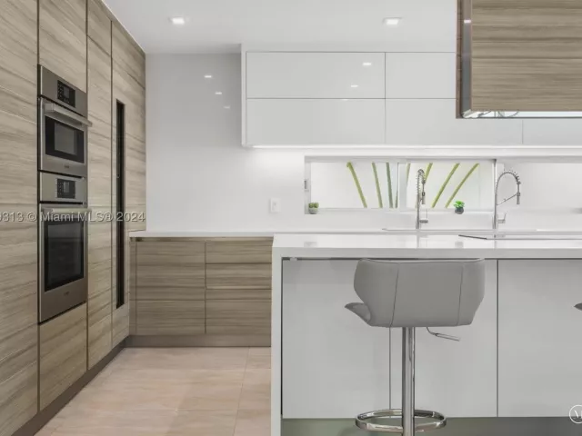 4-bedroom home for rent in Sunny Isles Beach - 323 Atlantic Ave Na - MondialRealty