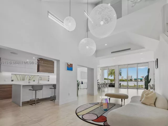 4-bedroom home for rent in Sunny Isles Beach - 323 Atlantic Ave Na - MondialRealty