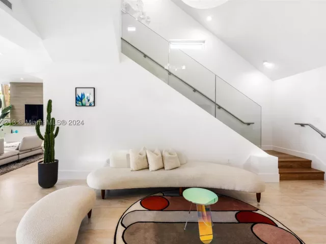 4-bedroom home for rent in Sunny Isles Beach - 323 Atlantic Ave Na - MondialRealty