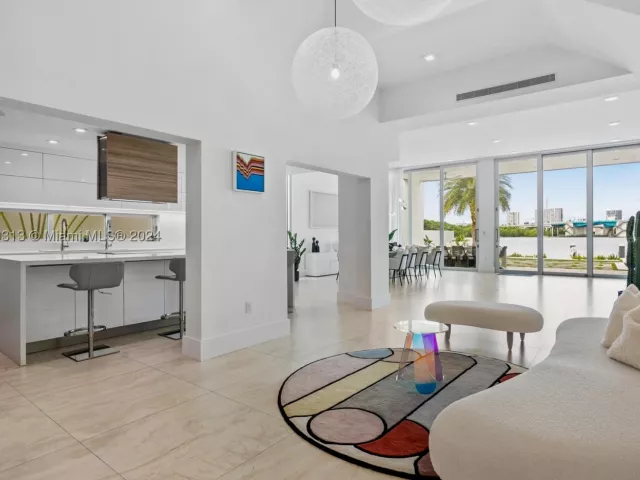 4-bedroom home for rent in Sunny Isles Beach - 323 Atlantic Ave Na - MondialRealty