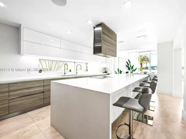 4-bedroom home for rent in Sunny Isles Beach - 323 Atlantic Ave Na - MondialRealty