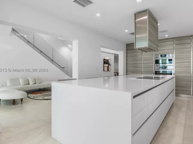 4-bedroom home for rent in Sunny Isles Beach - 323 Atlantic Ave Na - MondialRealty