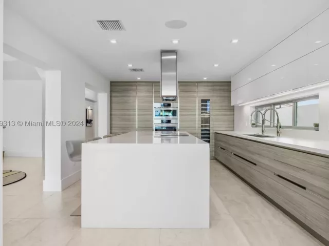 4-bedroom home for rent in Sunny Isles Beach - 323 Atlantic Ave Na - MondialRealty