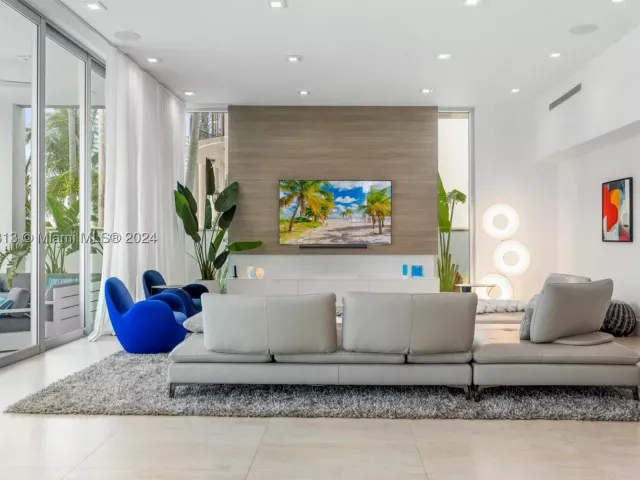 4-bedroom home for rent in Sunny Isles Beach - 323 Atlantic Ave Na - MondialRealty