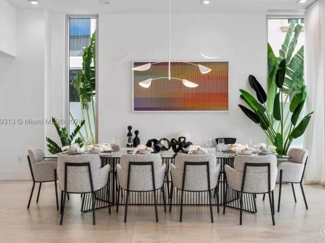 4-bedroom home for rent in Sunny Isles Beach - 323 Atlantic Ave Na - MondialRealty