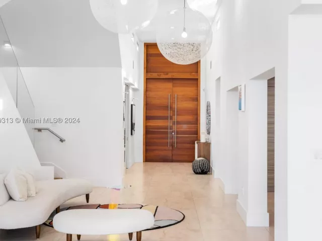 4-bedroom home for rent in Sunny Isles Beach - 323 Atlantic Ave Na - MondialRealty