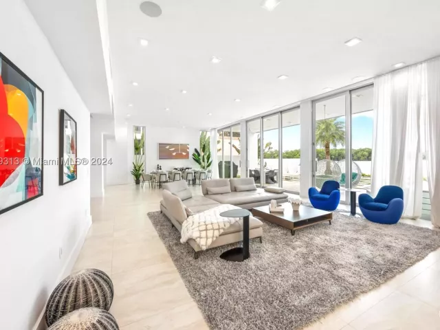 4-bedroom home for rent in Sunny Isles Beach - 323 Atlantic Ave Na - MondialRealty