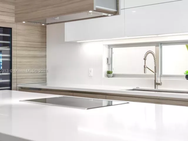 4-bedroom home for rent in Sunny Isles Beach - 323 Atlantic Ave Na - MondialRealty