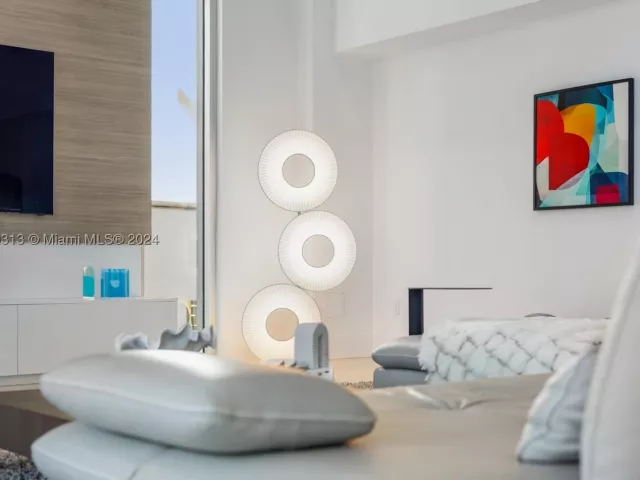 4-bedroom home for rent in Sunny Isles Beach - 323 Atlantic Ave Na - MondialRealty