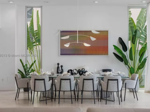 4-bedroom home for rent in Sunny Isles Beach - 323 Atlantic Ave Na - MondialRealty